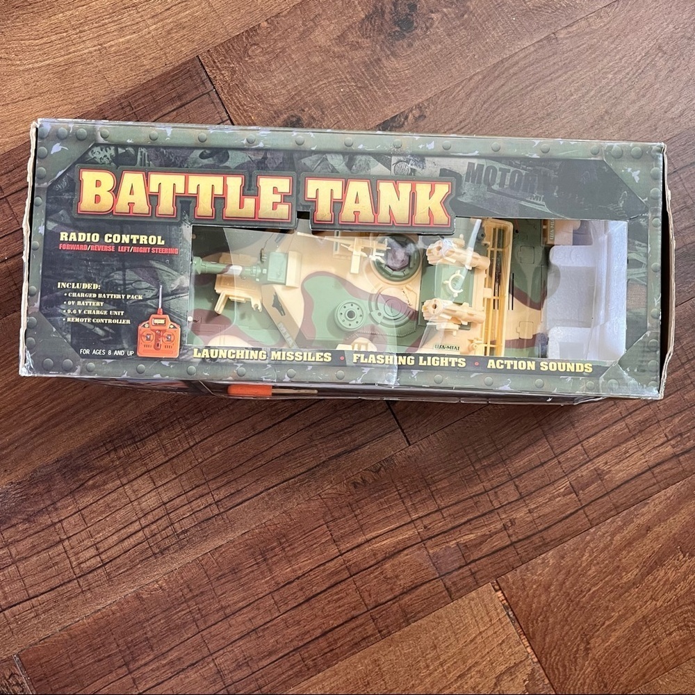 New in box motorworks 1:18 scale large toy battle tank w/sounds & remote